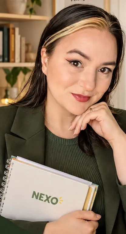 Psicopedagoga fundadora do Nexo segurando o caderno de atividades