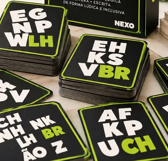 Cartas do jogo Sons com Nexo espalhadas sobre a mesa